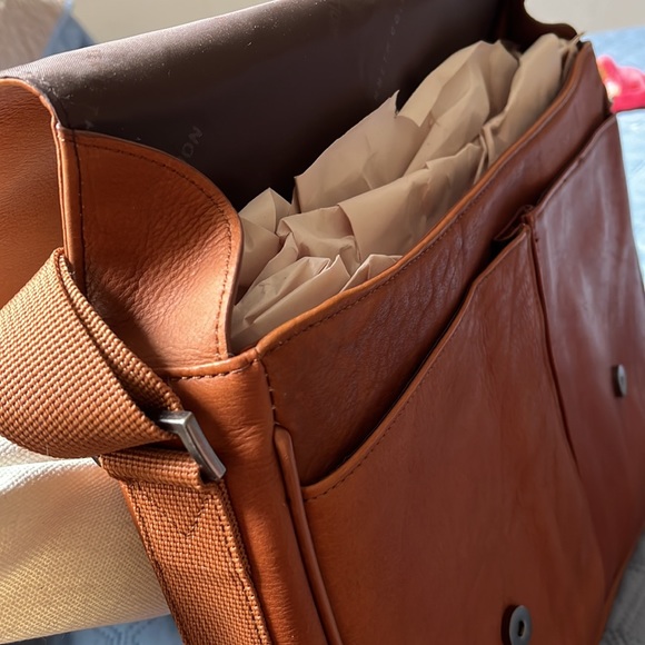 KENNETH COLE REACTION
Colombian Leather Crossbody 15.6" Laptop bag - Picture 2 of 3